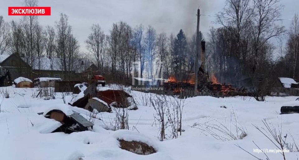 Пожарные ликвидировали возгорание дома в Куньинском районе Пожарные ликвидировали возгорание дома в Куньинском районе