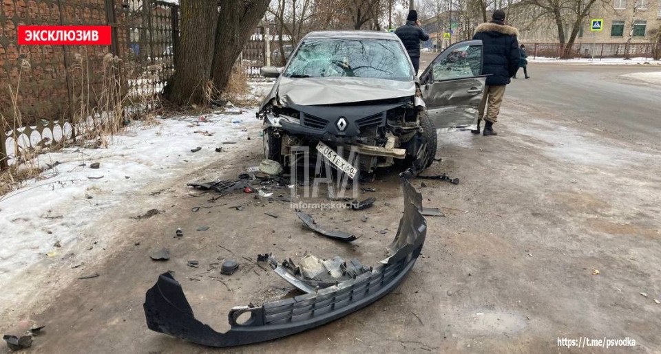 В Великих Луках произошло тройное ДТП В Великих Луках произошло тройное ДТП