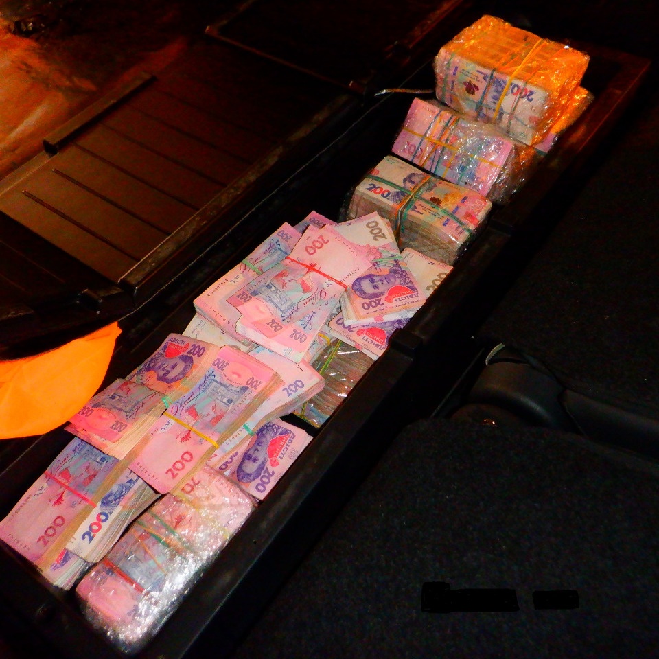 Псковские таможенники обнаружили почти 2 млн гривен в автомобильном тайнике Псковские таможенники обнаружили почти 2 млн гривен в автомобильном тайнике