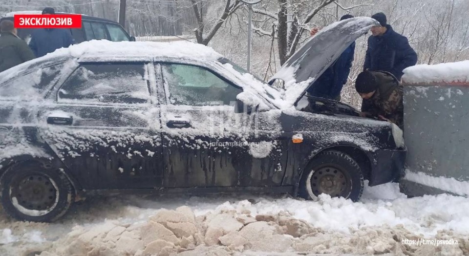 Машина врезалась в ограждение моста в Невеле Машина врезалась в ограждение моста в Невеле