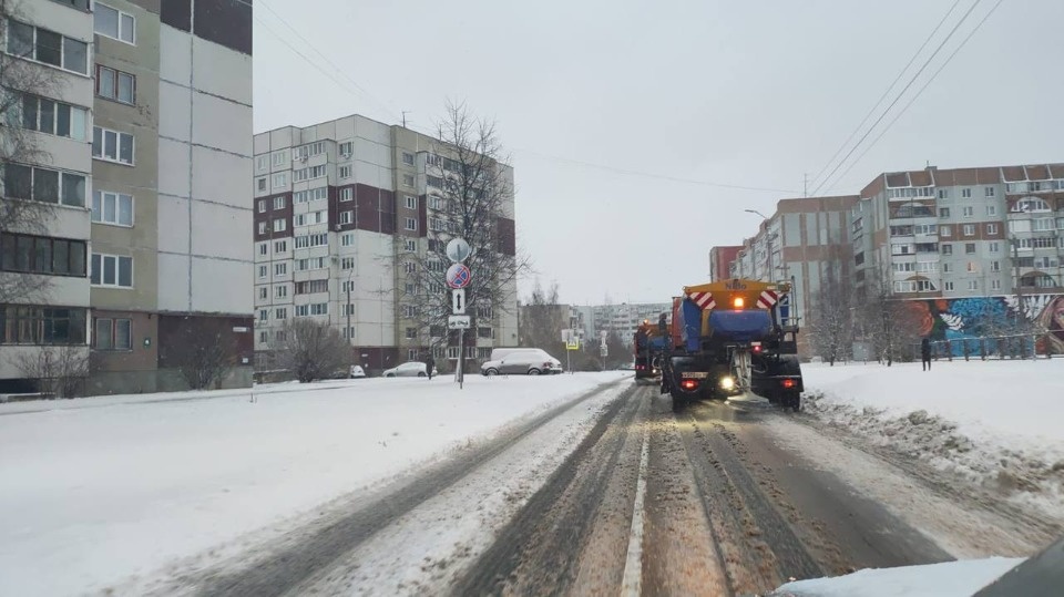 Порядка 30 единиц техники убирают Псков от снега