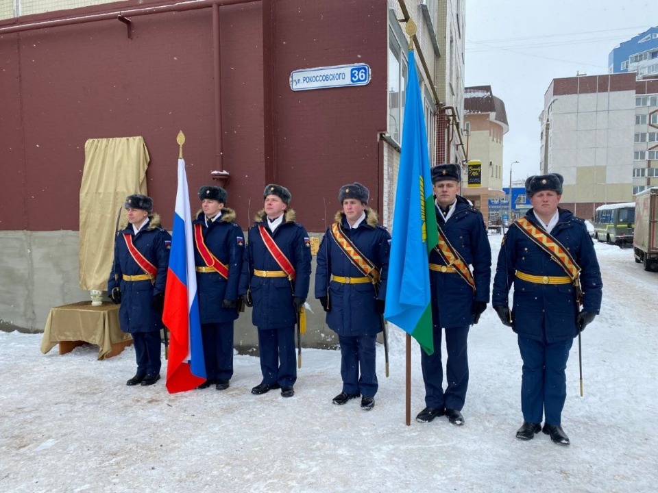 В Пскове торжественно открыли мемориальную доску в честь погибшего на СВО военнослужащего