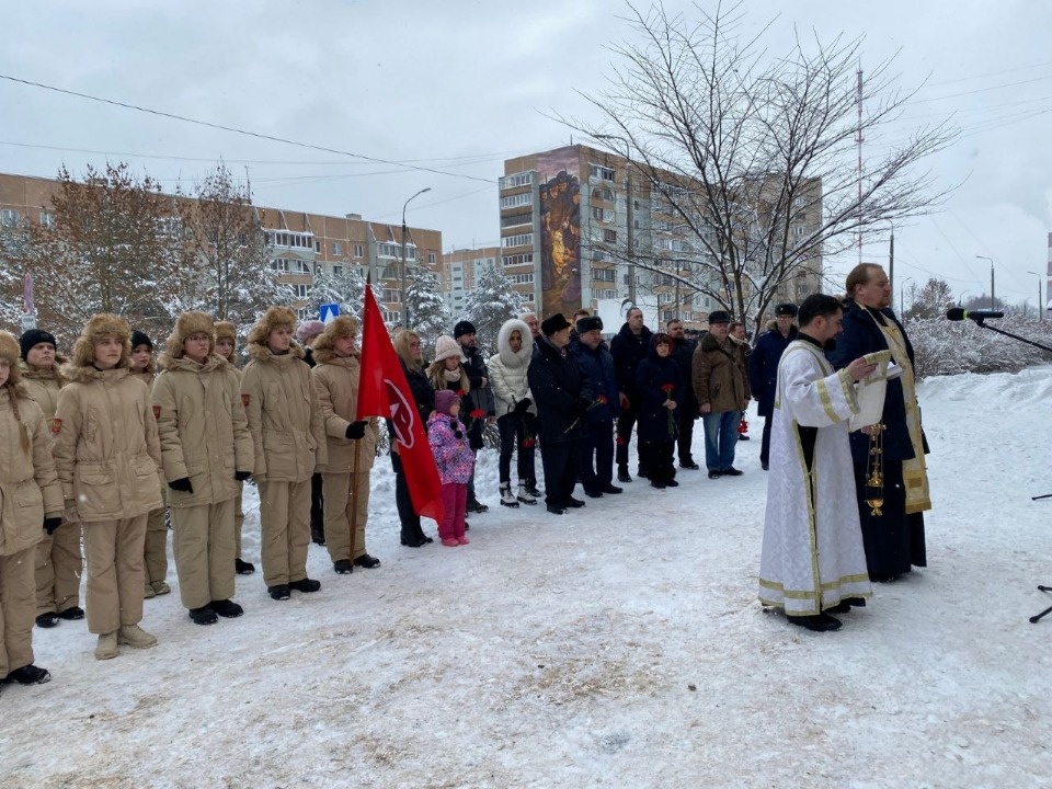 В Пскове торжественно открыли мемориальную доску в честь погибшего на СВО военнослужащего