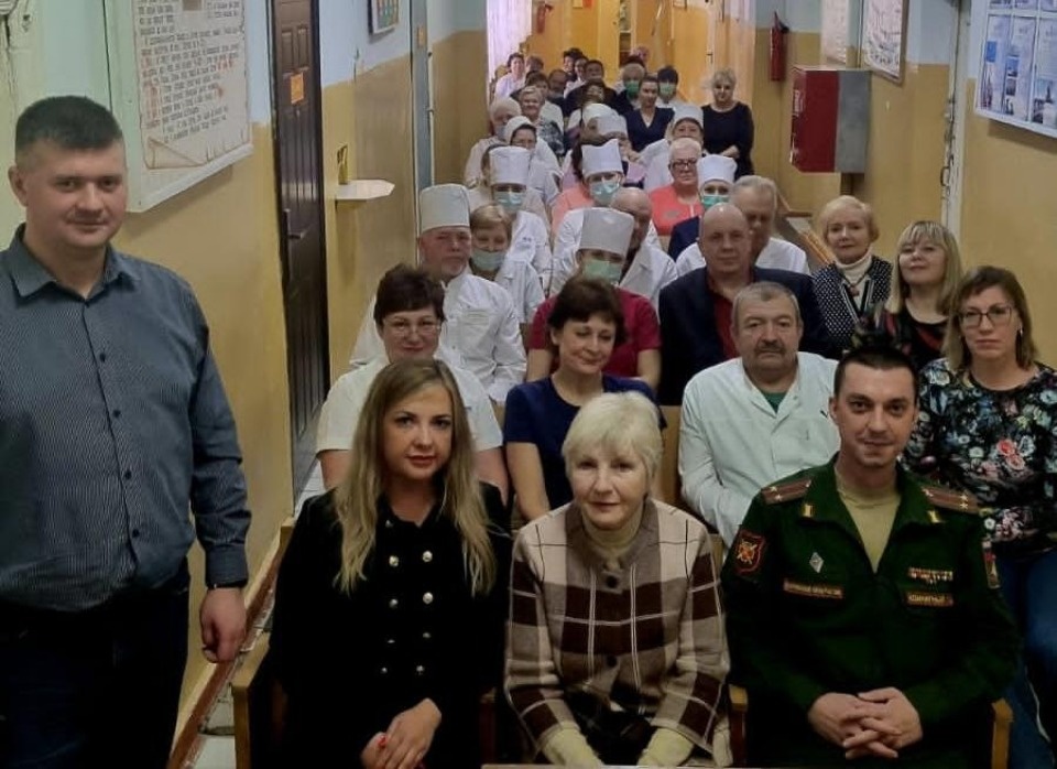 Пироги и фрукты передали Псковские профсоюзы военному госпиталю в Острове Пироги и фрукты передали Псковские профсоюзы военному госпиталю в Острове