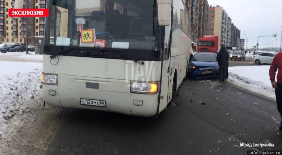 В Пскове автобус столкнулся с машиной