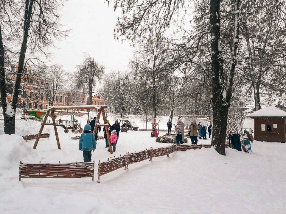Масленичную деревню построили в Детском парке Пскова Масленичную деревню построили в Детском парке Пскова