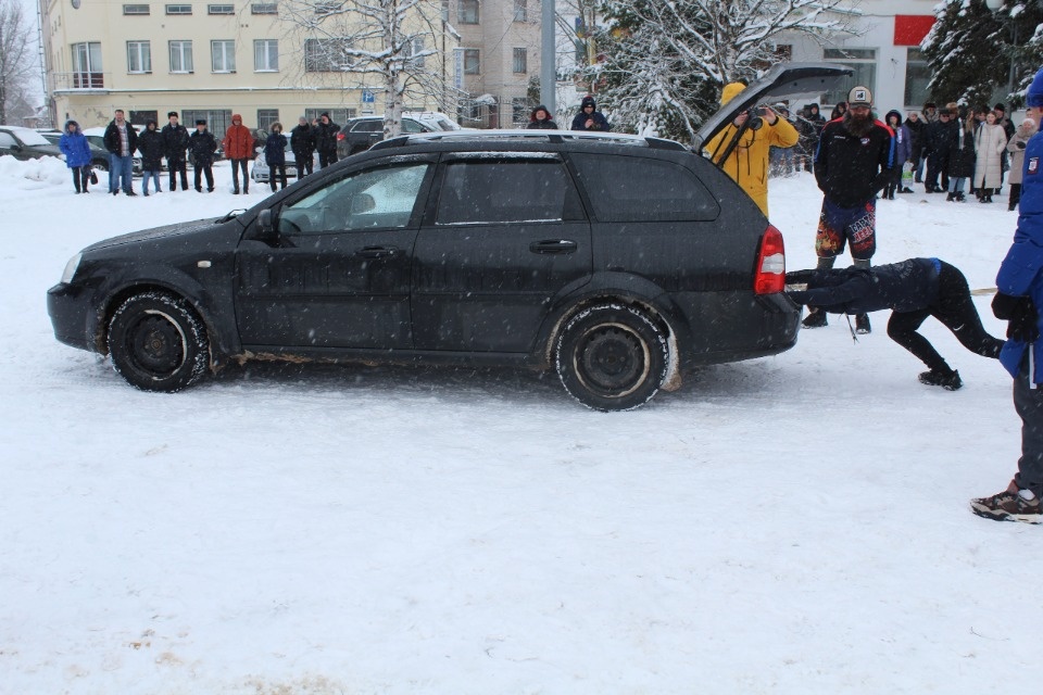 Шоу «Сила дворов» провёл в Печорах тяжелоатлет Михаил Кокляев