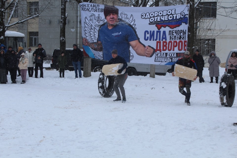 Шоу «Сила дворов» провёл в Печорах тяжелоатлет Михаил Кокляев