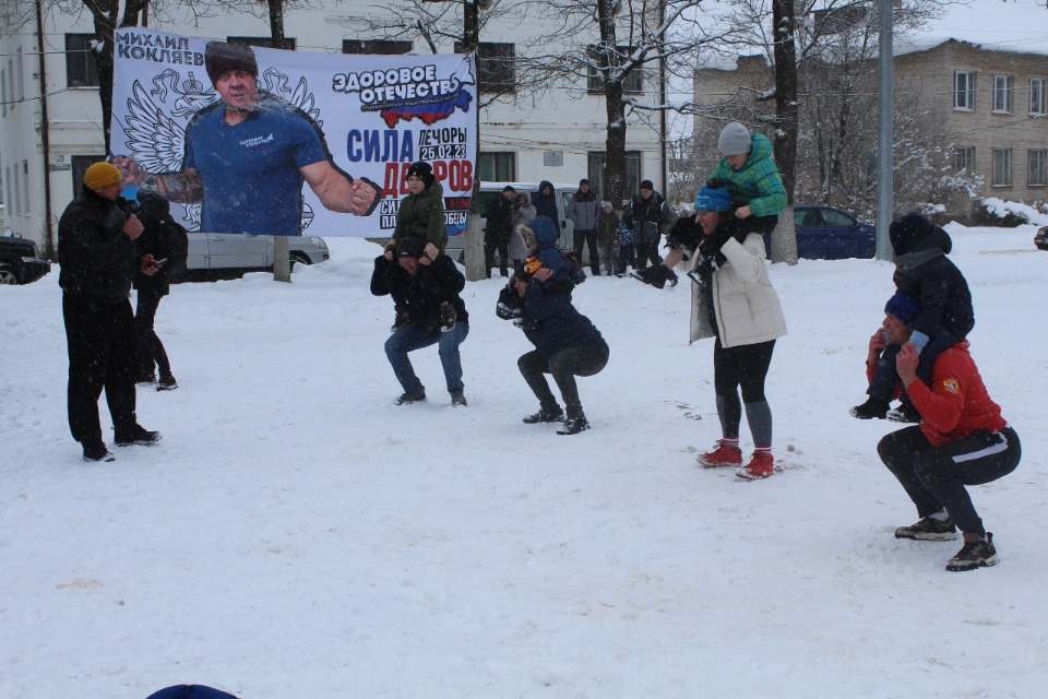 Шоу «Сила дворов» провёл в Печорах тяжелоатлет Михаил Кокляев