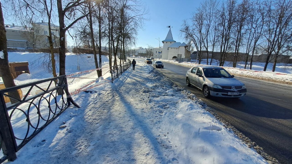Несколько пролетов обновленного Троицкого моста в Пскове выбили в результате ДТП