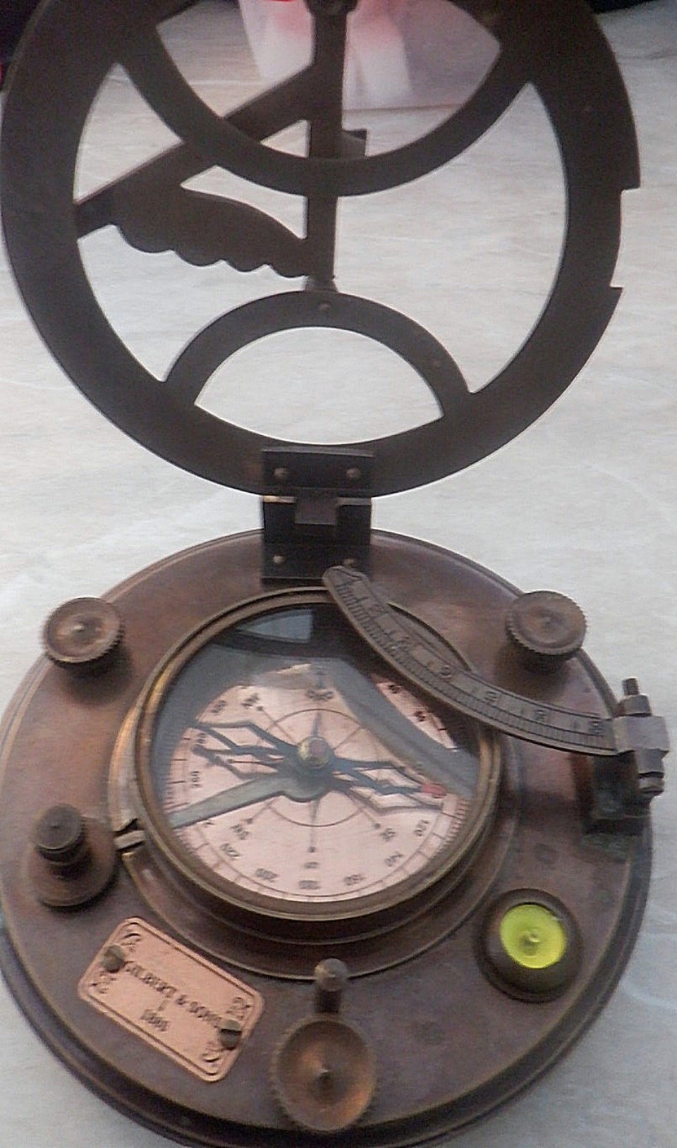 Псковские таможенники не дали вывезти из России старинный компас Псковские таможенники не дали вывезти из России старинный компас