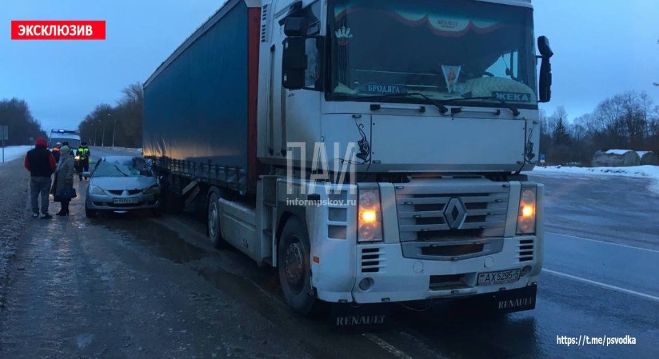 Пожилой водитель пострадал в результате ДТП с участием фуры в Псковском районе