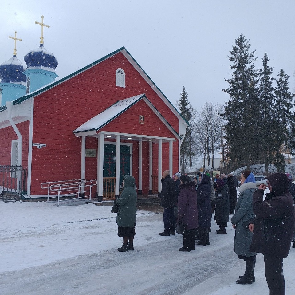 Митрополит Тихон освятил храм святой великомученицы Варвары в Печорах 