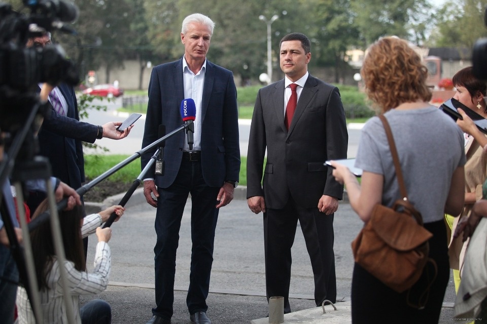 Депутатский корпус областного Собрания поздравил Михаила Ведерникова с днем рождения