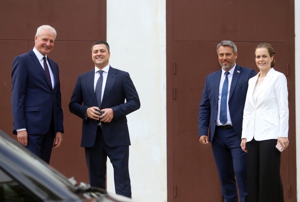 Депутатский корпус областного Собрания поздравил Михаила Ведерникова с днем рождения