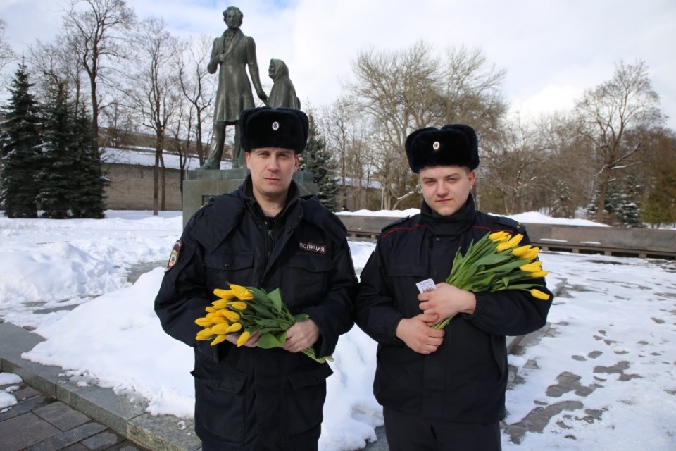 Сотрудники полиции поздравили псковичек с 8 марта