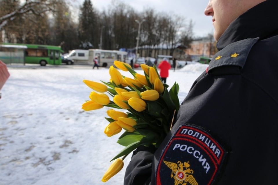 Сотрудники полиции поздравили псковичек с 8 марта