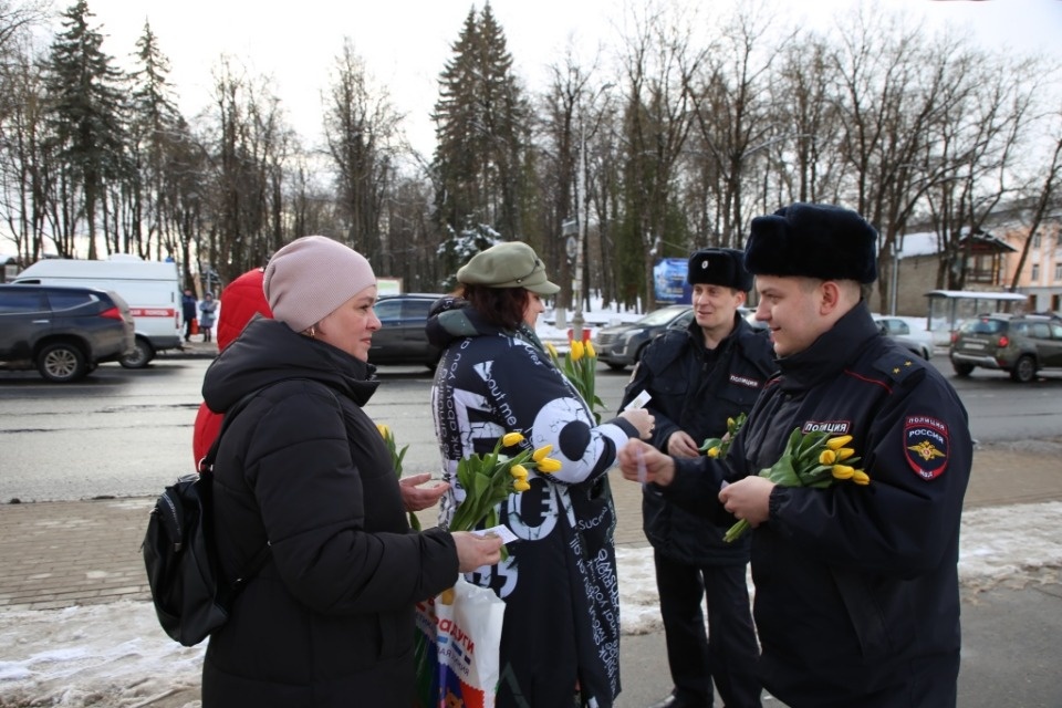 Сотрудники полиции поздравили псковичек с 8 марта