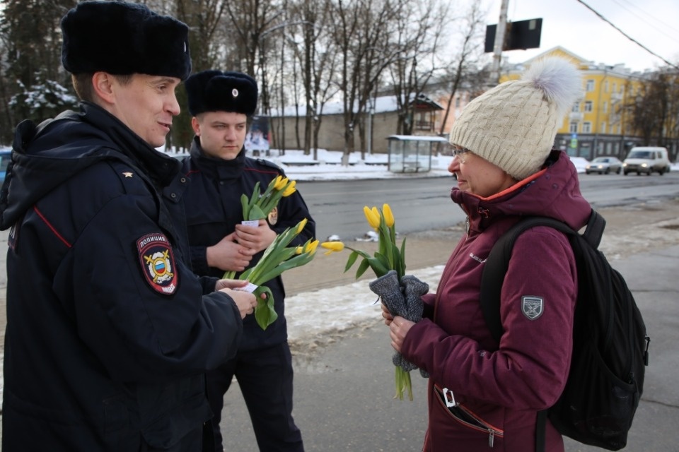 Сотрудники полиции поздравили псковичек с 8 марта