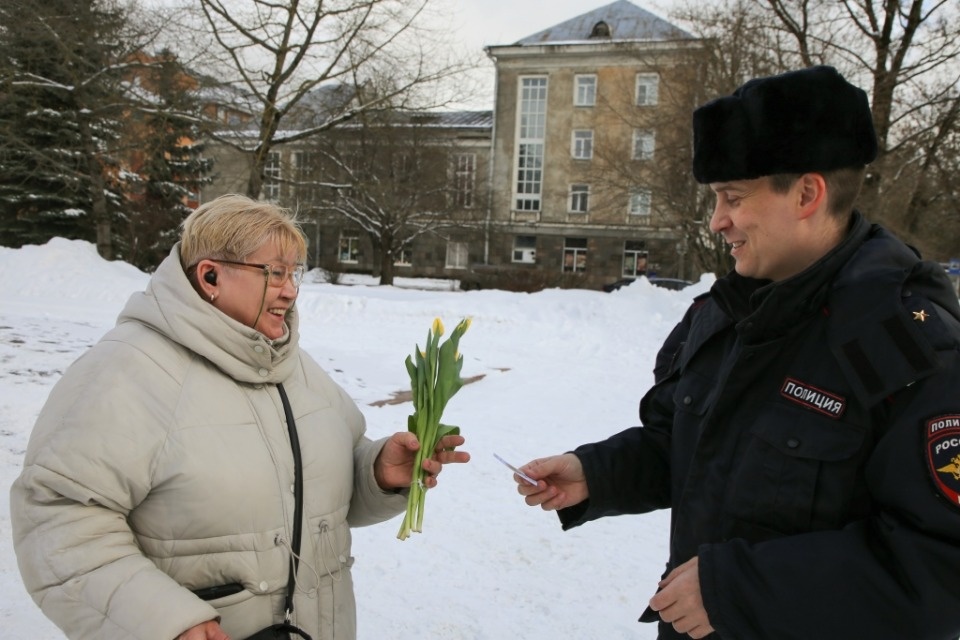 Сотрудники полиции поздравили псковичек с 8 марта