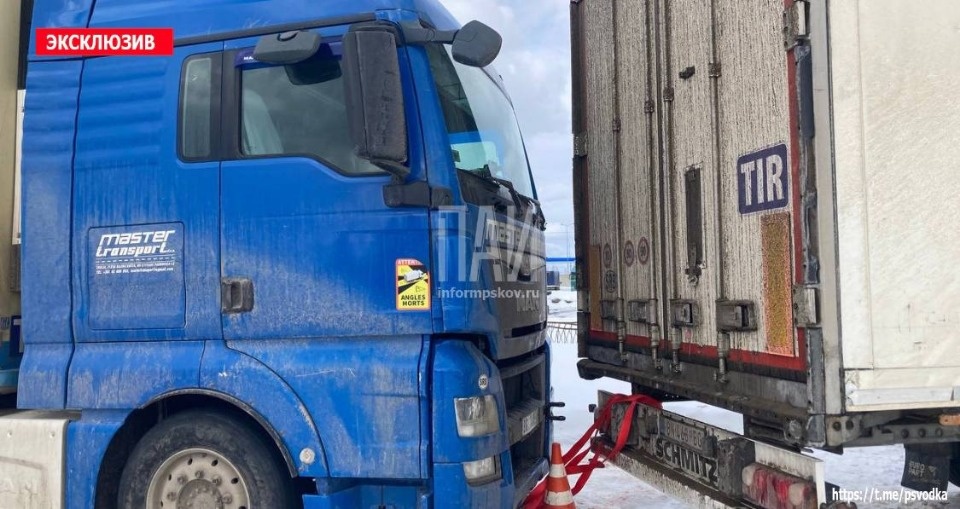 Иностранца зажало между двумя фурами в Великолукском районе