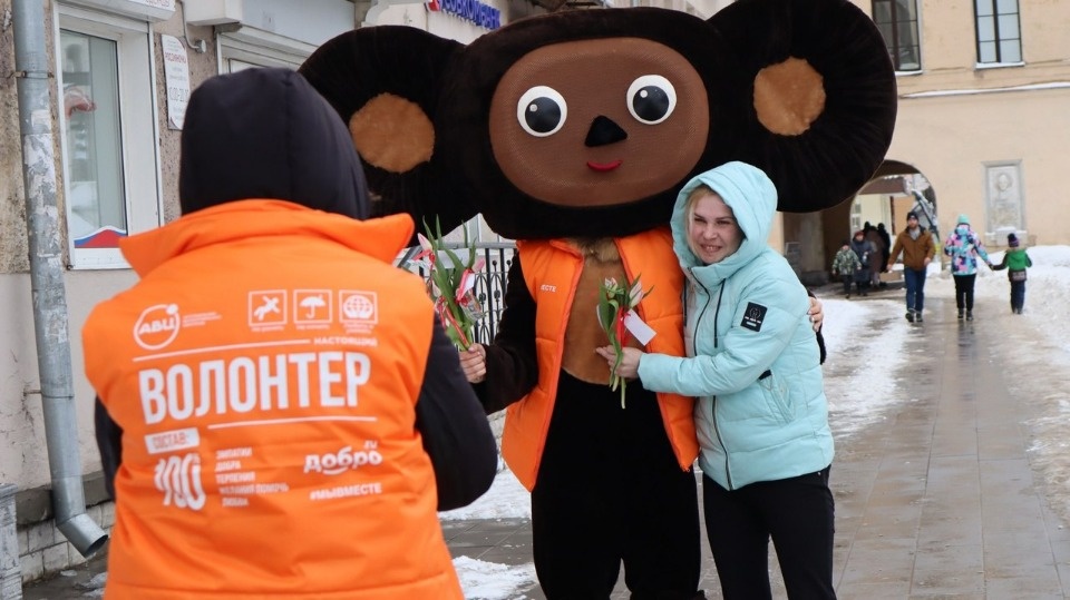 Свыше 2 тысяч тюльпанов подарили в рамках акции «Вам, любимые!» в Пскове