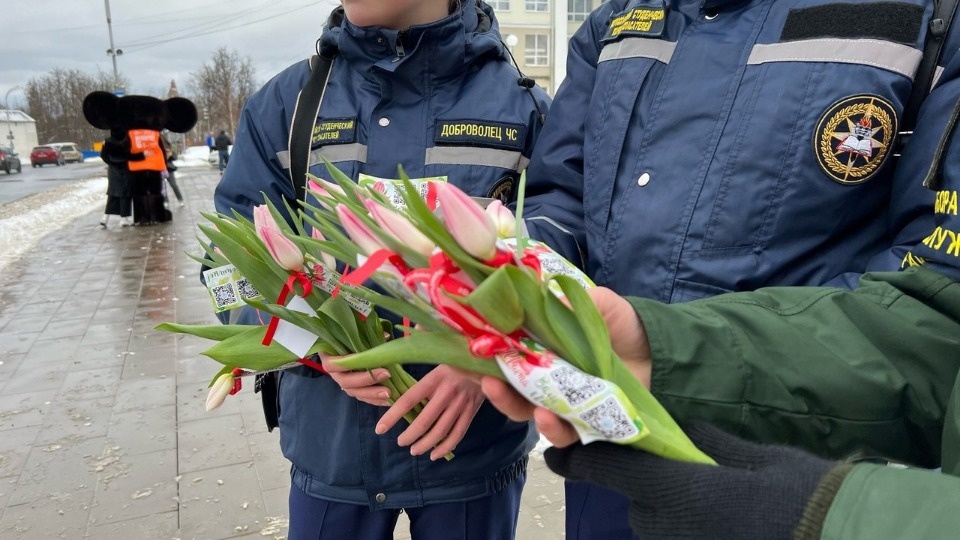 Свыше 2 тысяч тюльпанов подарили в рамках акции «Вам, любимые!» в Пскове