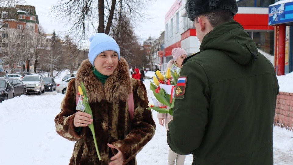 Свыше 2 тысяч тюльпанов подарили в рамках акции «Вам, любимые!» в Пскове