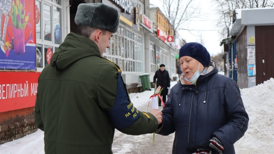 Свыше 2 тысяч тюльпанов подарили в рамках акции «Вам, любимые!» в Пскове