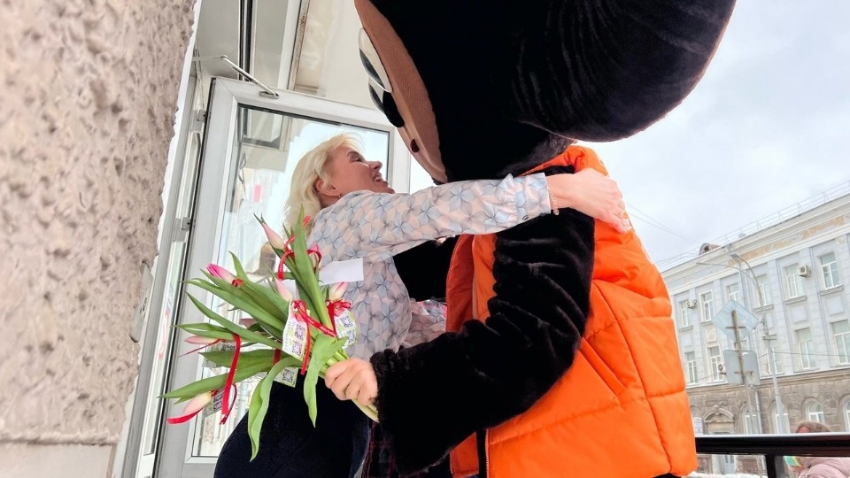 Свыше 2 тысяч тюльпанов подарили в рамках акции «Вам, любимые!» в Пскове