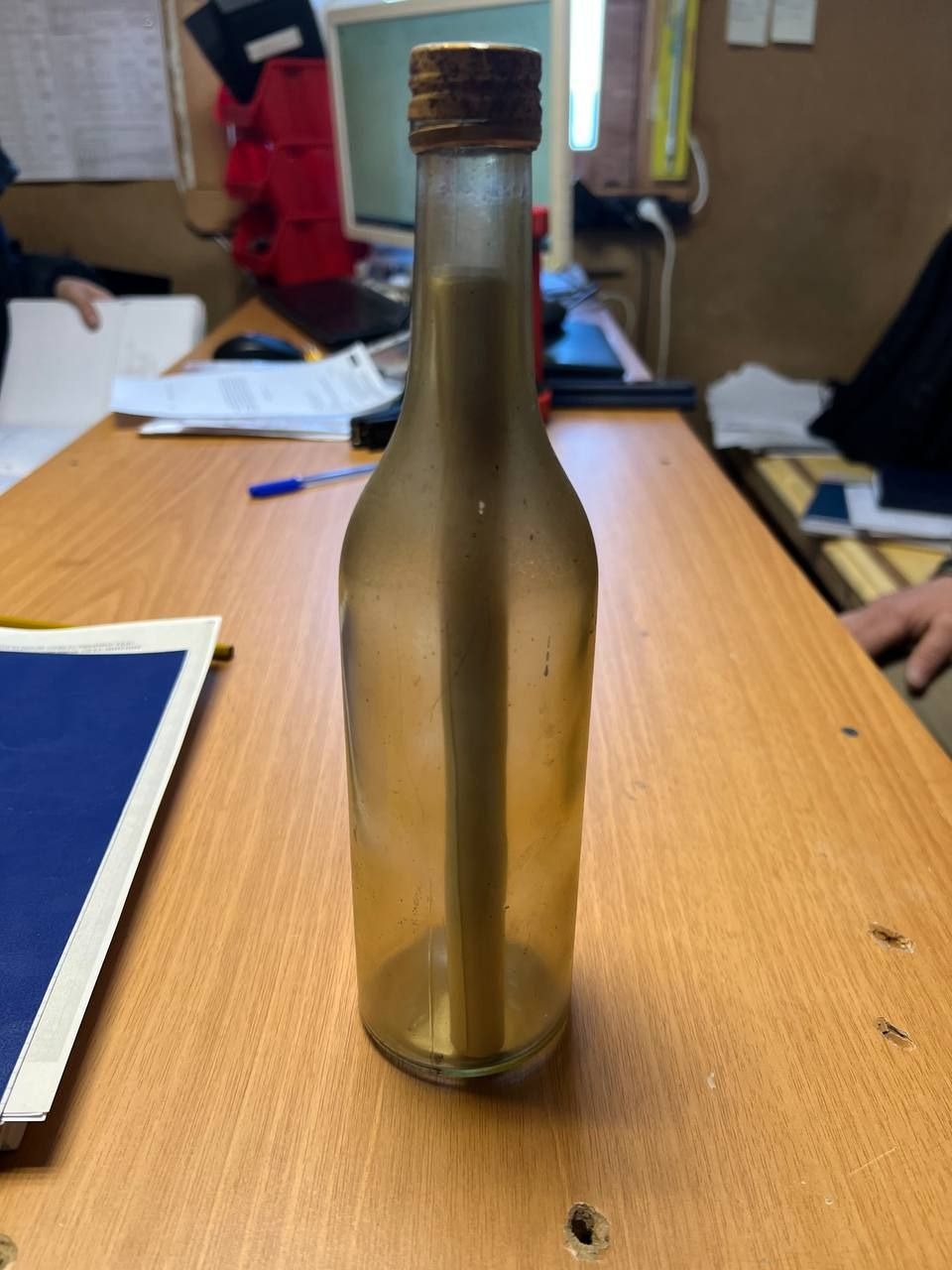 Бутылку с посланием обнаружили археологи на Большой звоннице Псково-Печерского монастыря 