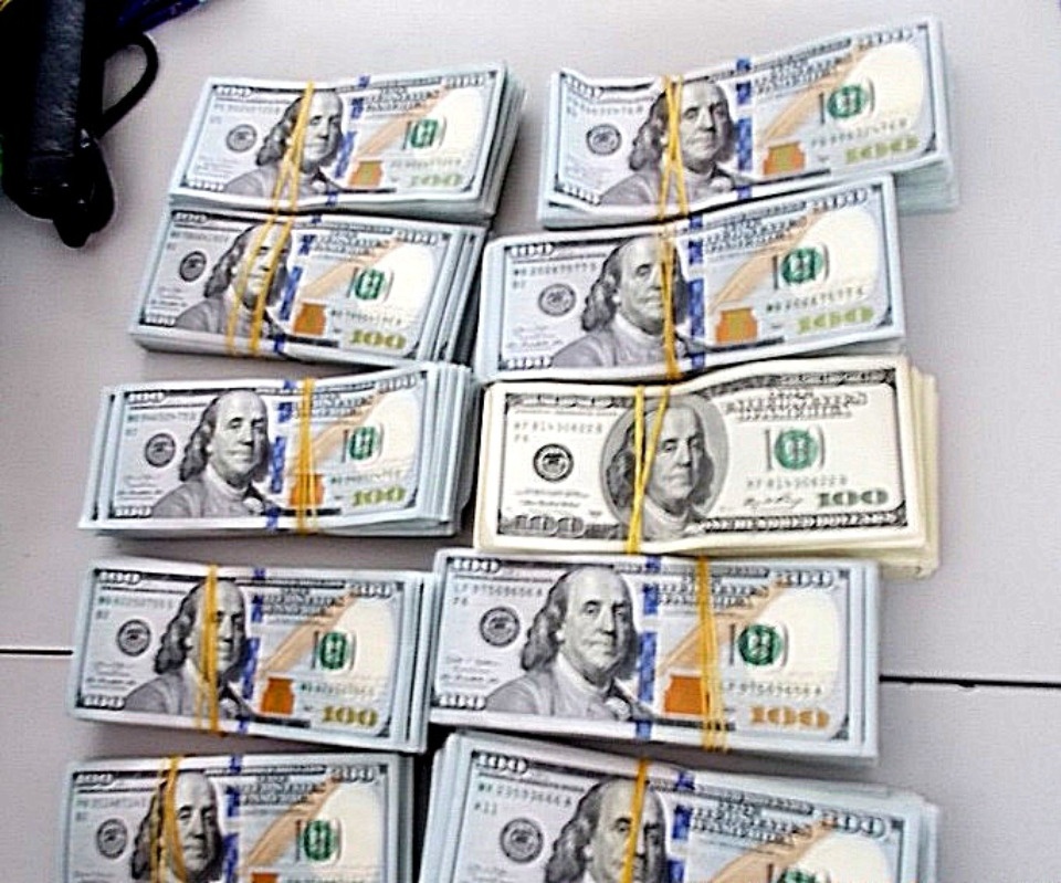 Иностранка пыталась незаконно вывезти деньги из страны в одежде ребенка через Псковскую область 