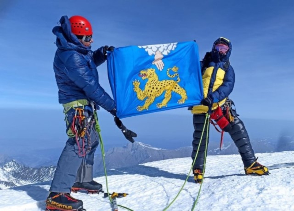 На грузинскую гору Казбек водрузили флаг Псковской области 