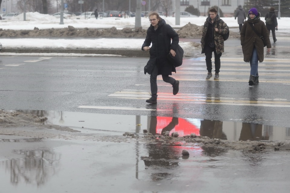 Люди и лужи