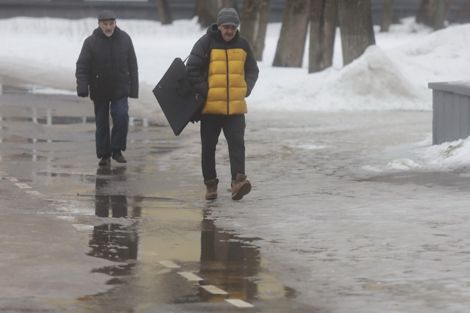 Люди и лужи