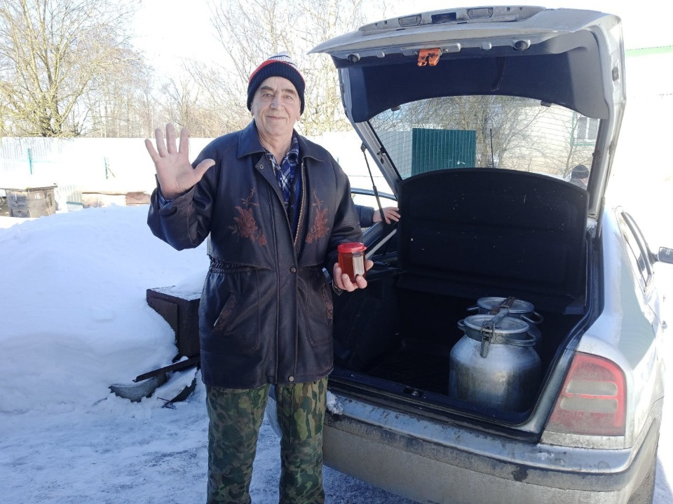 Пасечник из Невельского района передал бойцам СВО 95 килограммов мёда