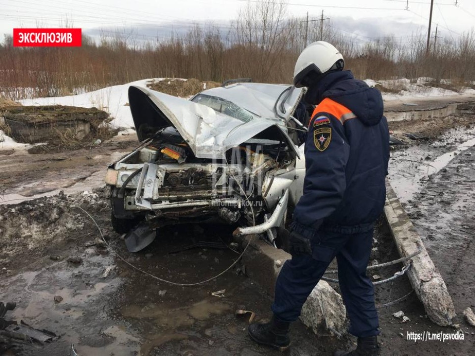 Водитель сбил фонарный столб в Пскове 