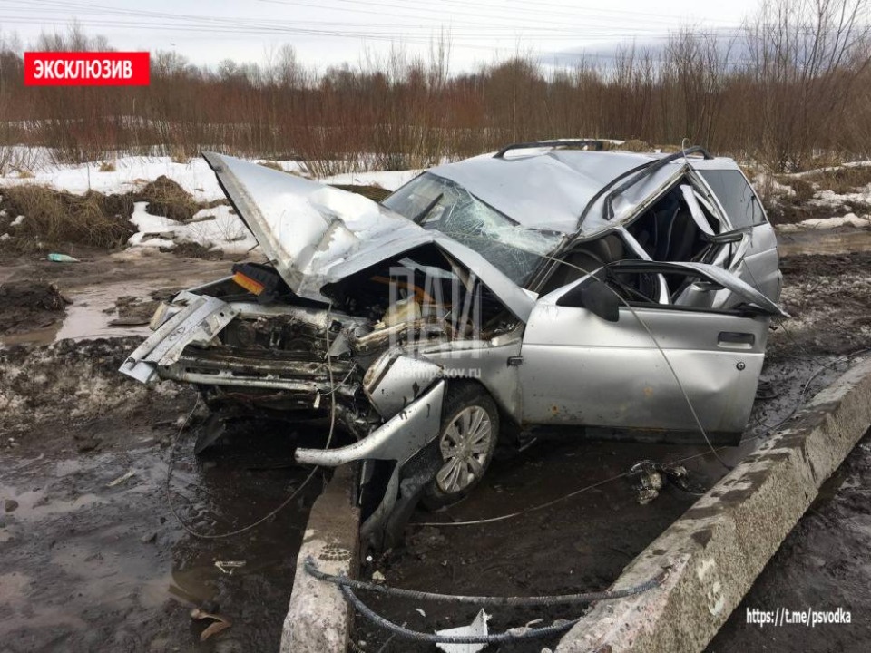 Водитель сбил фонарный столб в Пскове 