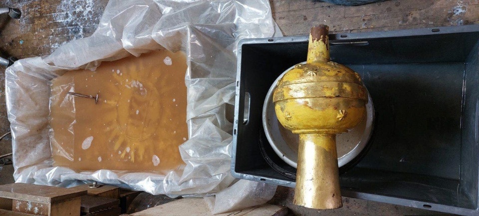 Украшения главок Большой звонницы в Печорах покроют сусальным золотом Украшения главок Большой звонницы в Печорах покроют сусальным золотом