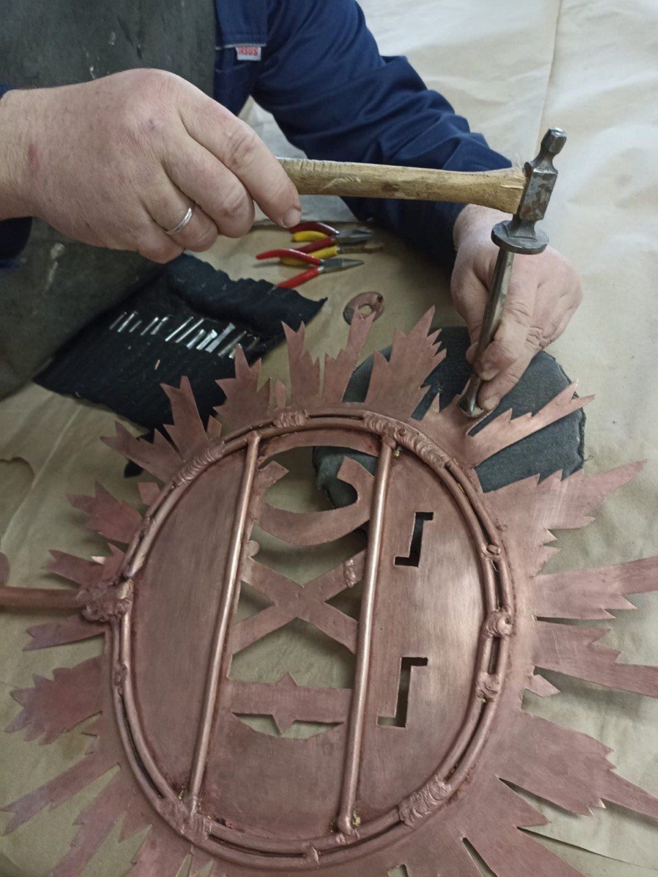 Украшения главок Большой звонницы в Печорах покроют сусальным золотом Украшения главок Большой звонницы в Печорах покроют сусальным золотом