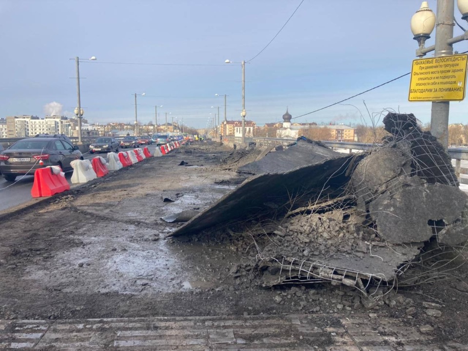 Защитный слой снимают с половины Ольгинского моста в Пскове