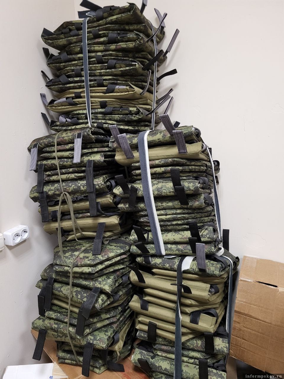 Табуреты делают псковички для участников СВО