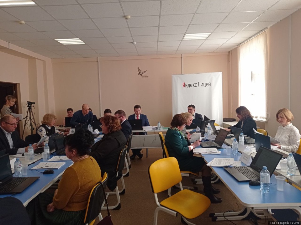 В Пскове в онлайн-режиме ведется аттестация директоров 