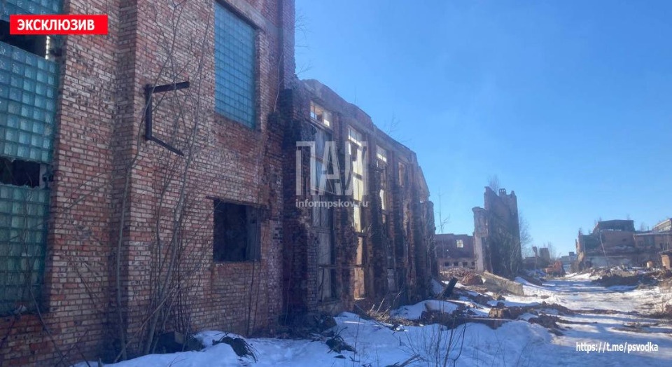 Тело погибшего мужчины извлекают из-под завалов в Великих Луках