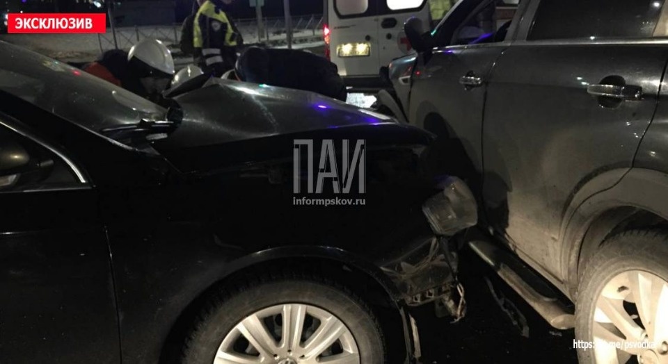 Мужчину госпитализировали в результате ДТП в Пскове
