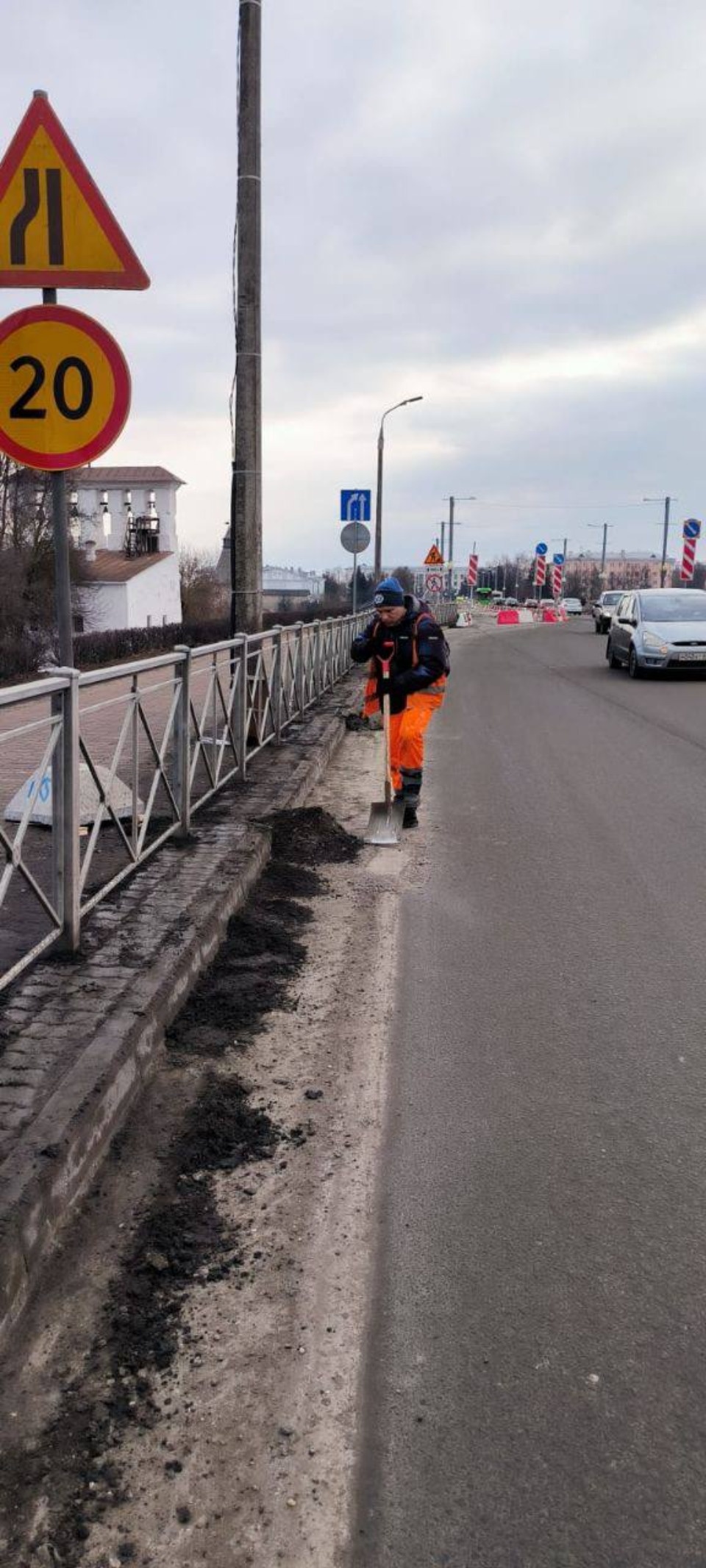В Пскове приступили к очистке обочин от грязи