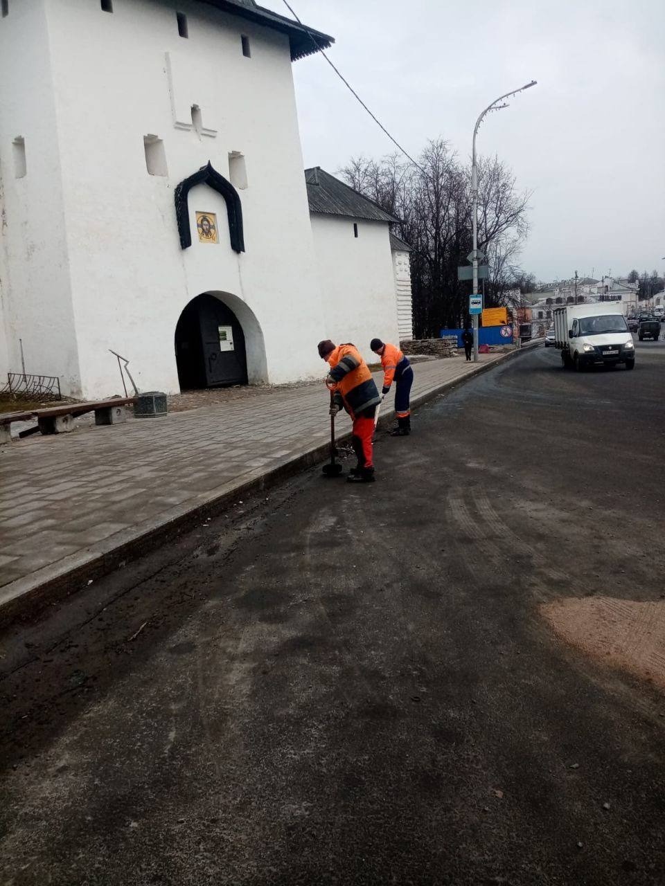 В Пскове приступили к очистке обочин от грязи