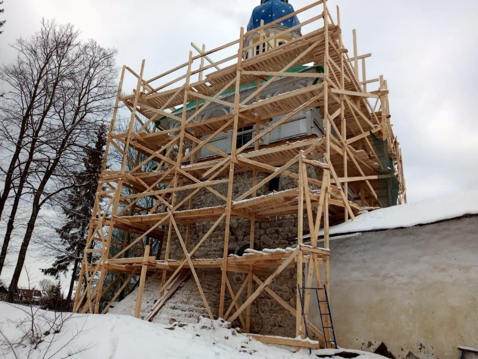 Реставраторы выявили разрушение кладки Петровской башни Псково-Печерского монастыря