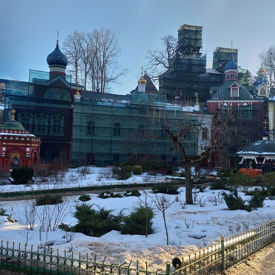 Работы по водоотведению проводятся на трех объектах ансамбля Псково-Печерского монастыря