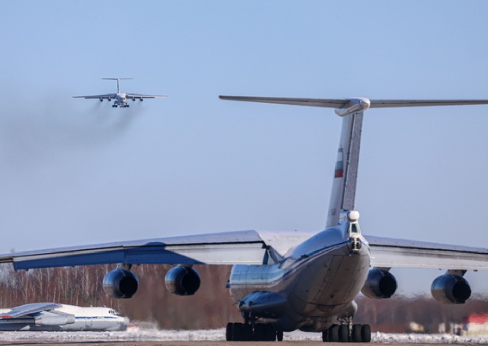 Экипажи авиационной части из Псковской области отработали элементы летной подготовки в Твери